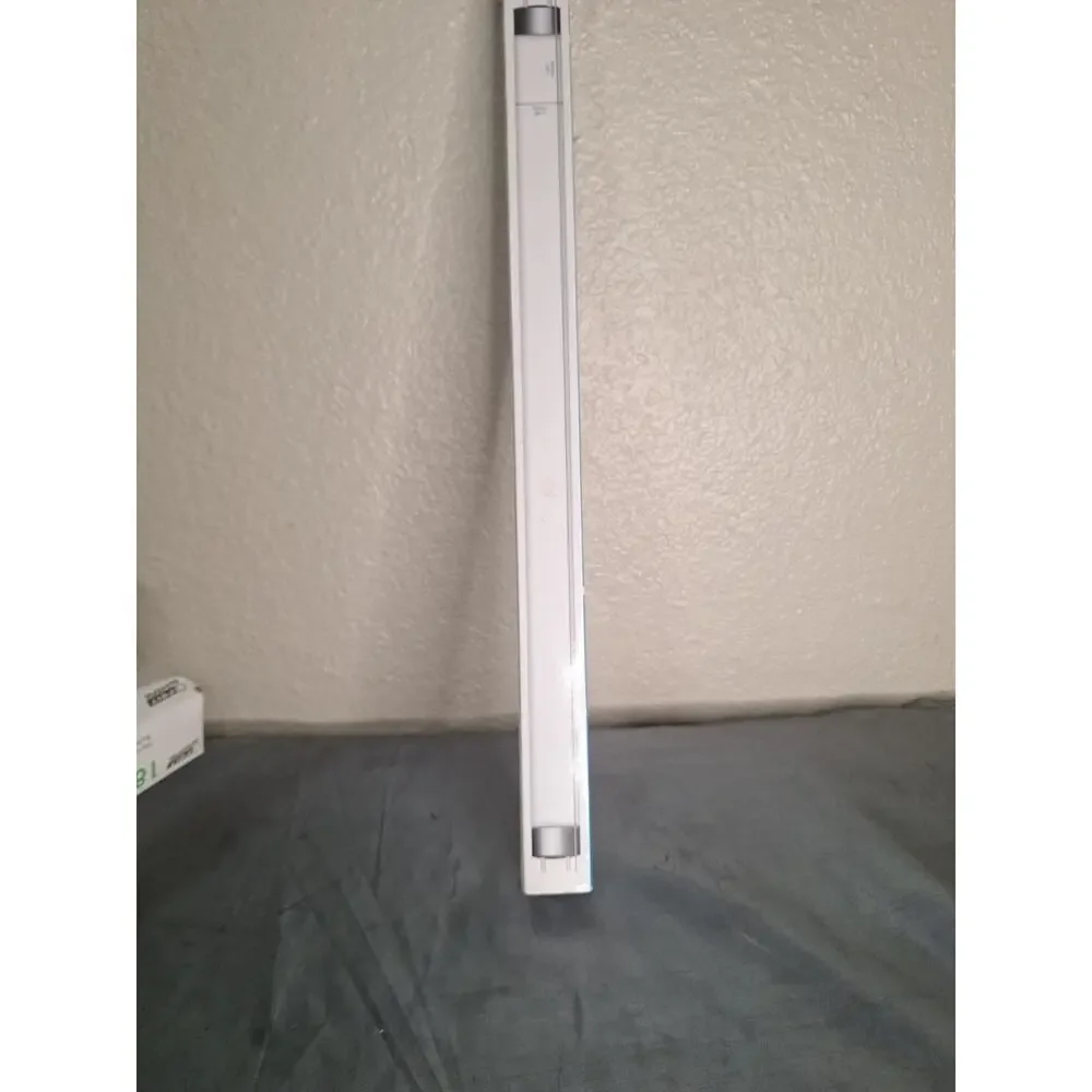 Interpet Tropical & Marine Daylight 18' 15 W Florescent Tube Enhances Fish Color